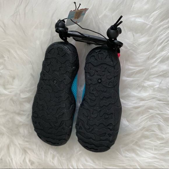 New- Hello Kitty Hat with infant soft shoes - Picture 4 of 4